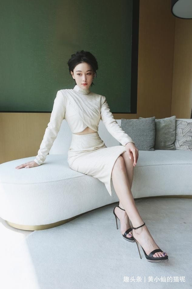 面部|短发的张馨予别有风韵,穿低领连衣裙秀凹凸曲线,女人味十足