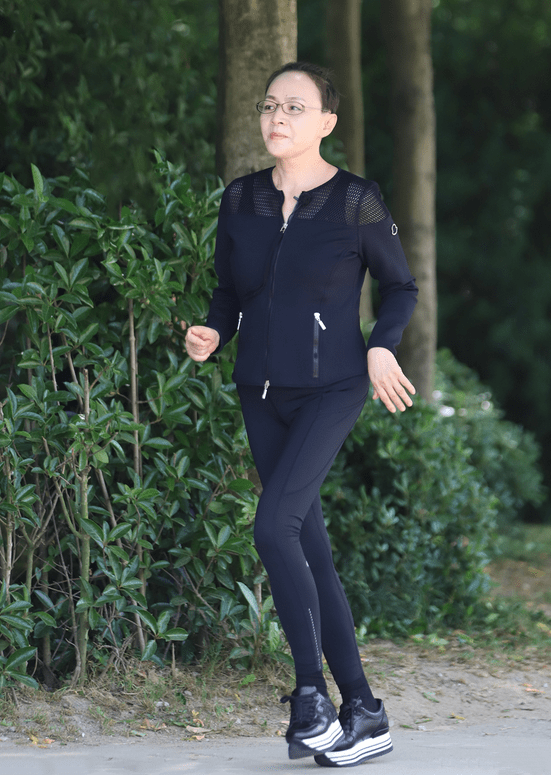 身材|61岁宋丹丹厉害了！紧身运动装塑造出完美比例，线条一点不输00后