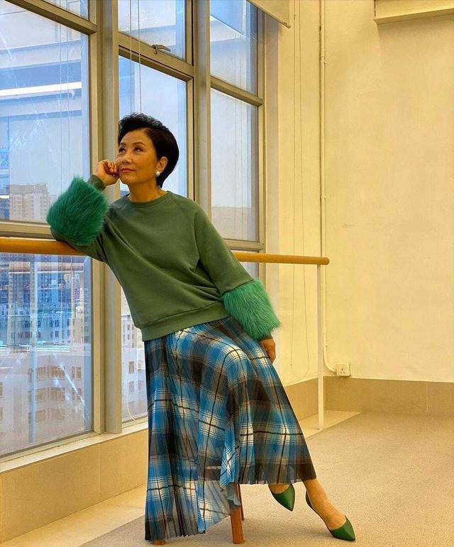 进行|汪明荃一点不服老，穿高领连衣裙优雅神秘，简约温柔又有气场