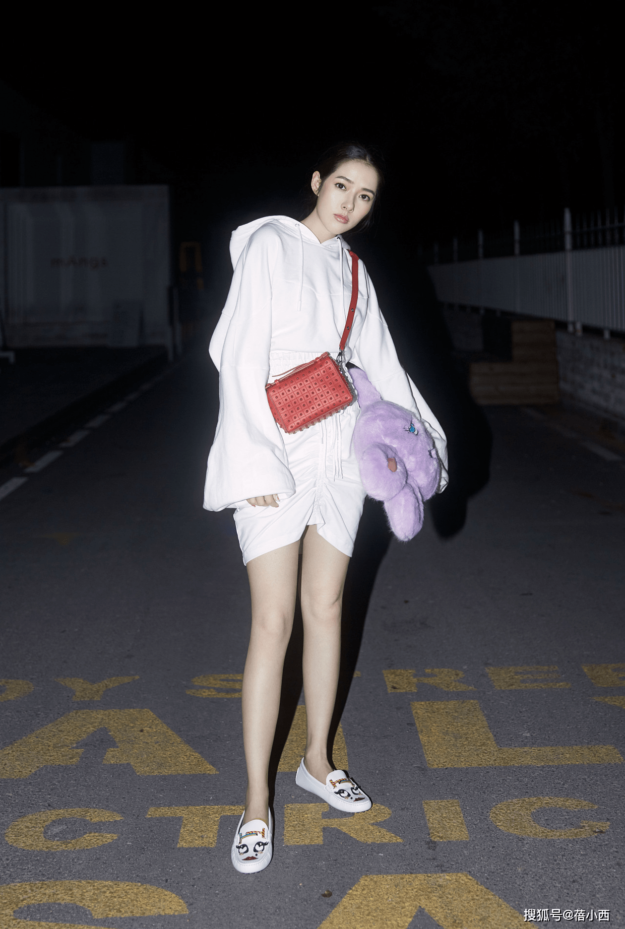 郭碧婷|郭碧婷难怪能嫁入豪门，穿卫衣配牛仔裤走机场，气质就这么惊艳