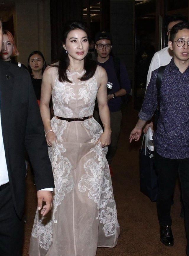 郭晶晶|郭晶晶不愧是“阔太太”，一袭亮片旗袍裙优雅高贵,气质绝佳