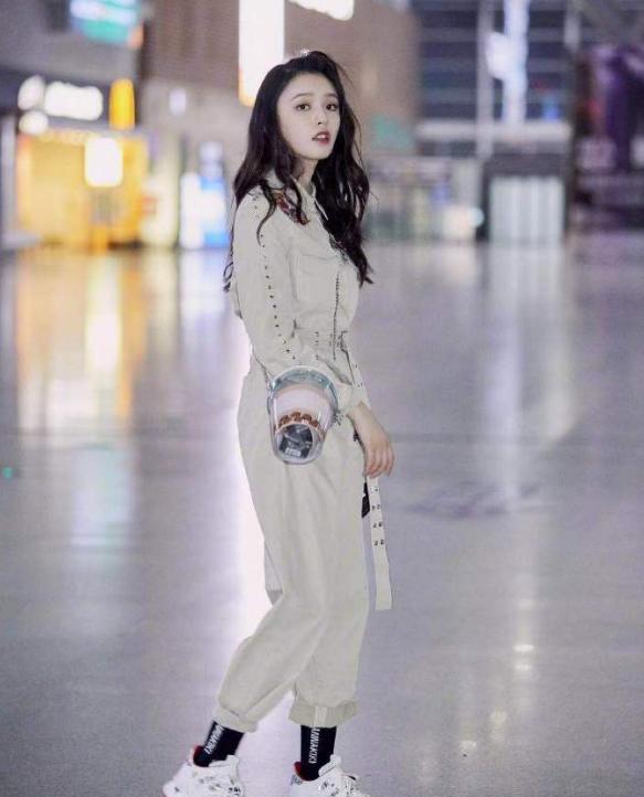 黑色|关晓彤的腿长得夸张！T恤+短裙清爽活力，号称大陆腿精不过分