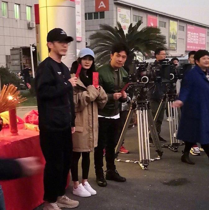 身材|杨幂新戏开机又穿“无痕裤”，小腿成功抢镜，网友：比我胳膊还细