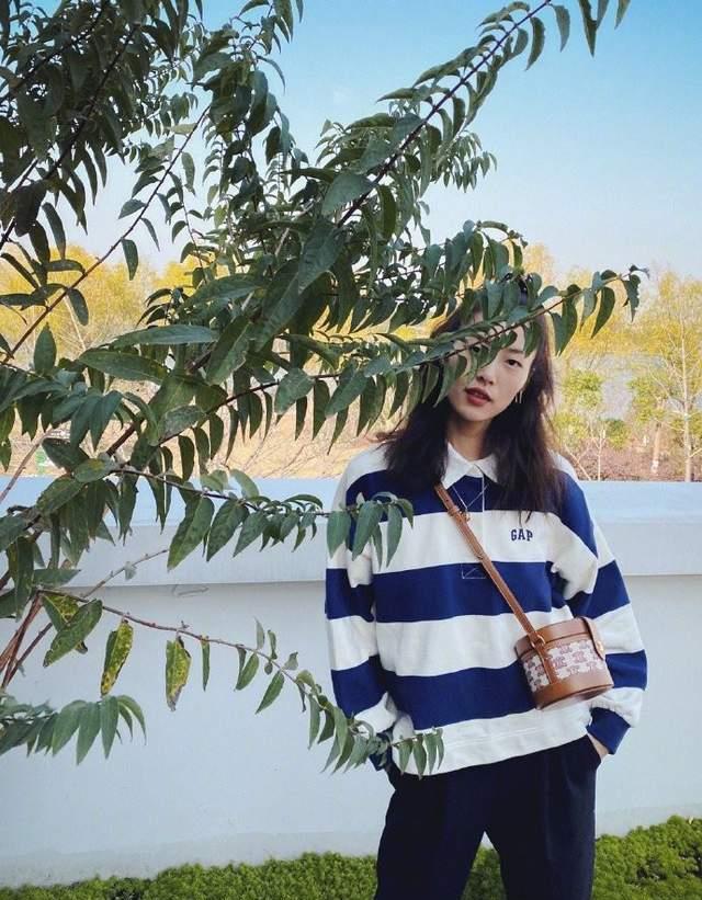 鞠婧祎|鞠婧祎个子小但挺会穿，条纹卫衣配短裤走机场，软萌似邻家妹妹