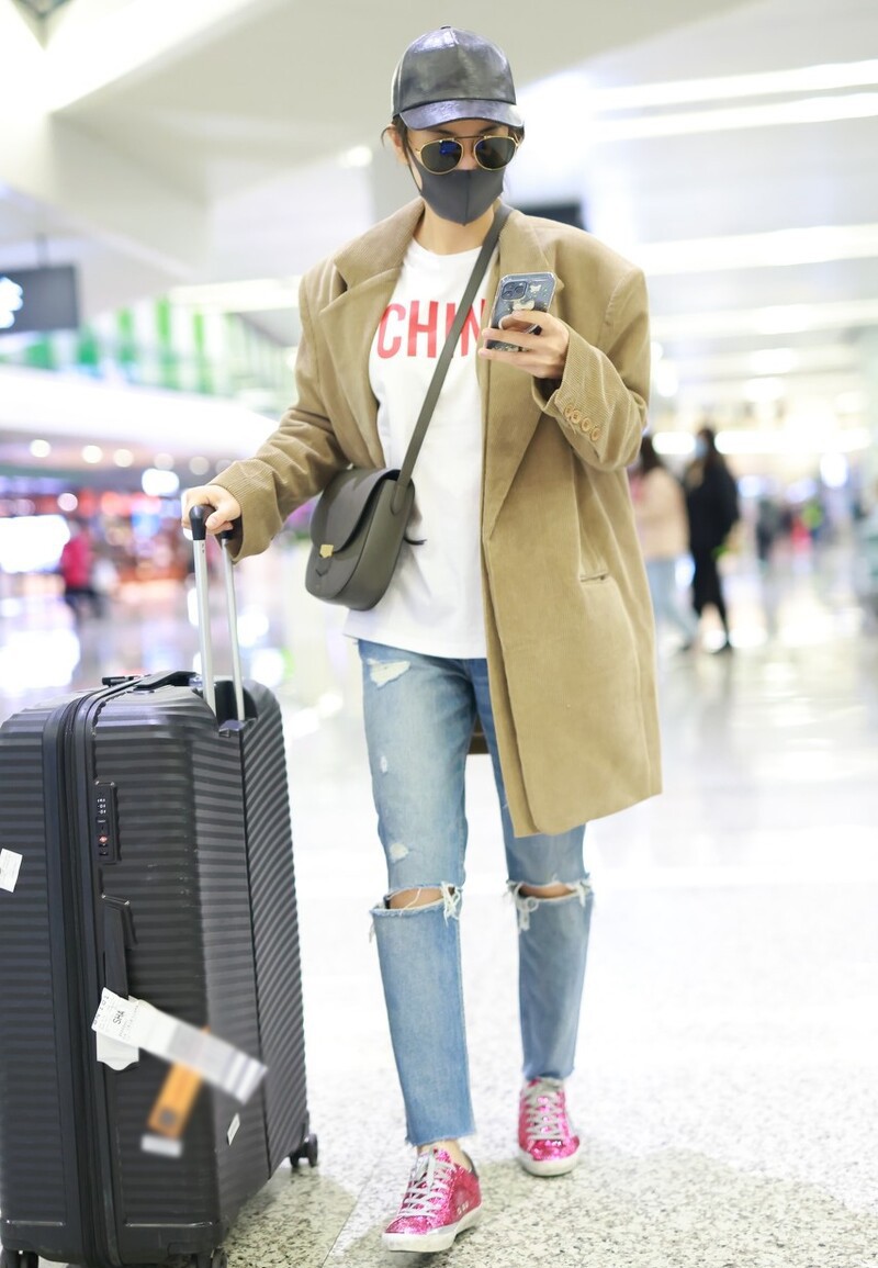 设计|张馨予真不怕热，炎炎夏日穿“骑士靴”，造型倒是很有潮流感