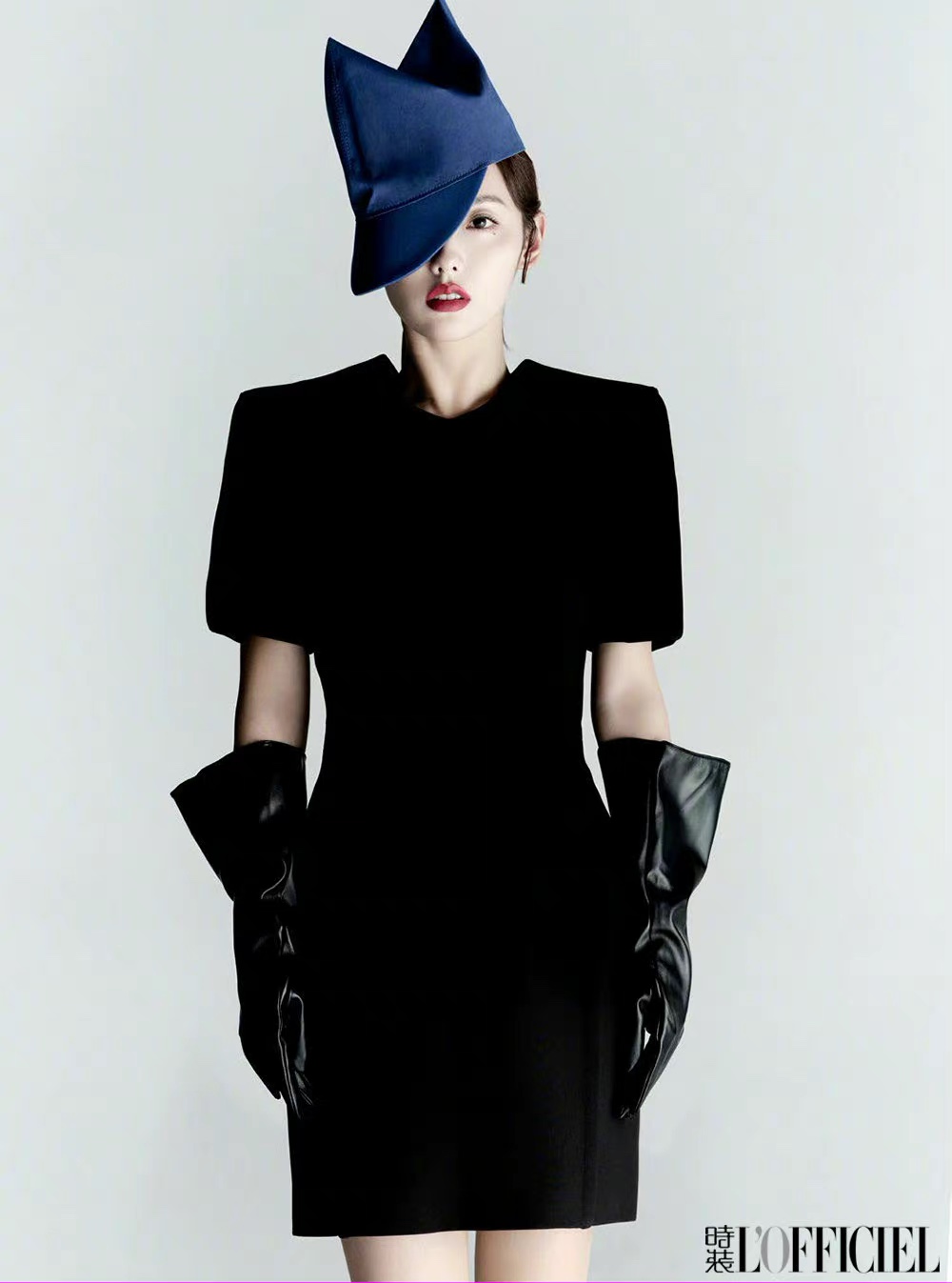 带着|33岁张嘉倪端庄大方，黑白配造型拍神秘大片，教科书搭配值得学！