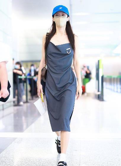后背|金晨机场穿“荡领”吊带裙,后背设计比前面好看,就是身材太骨感