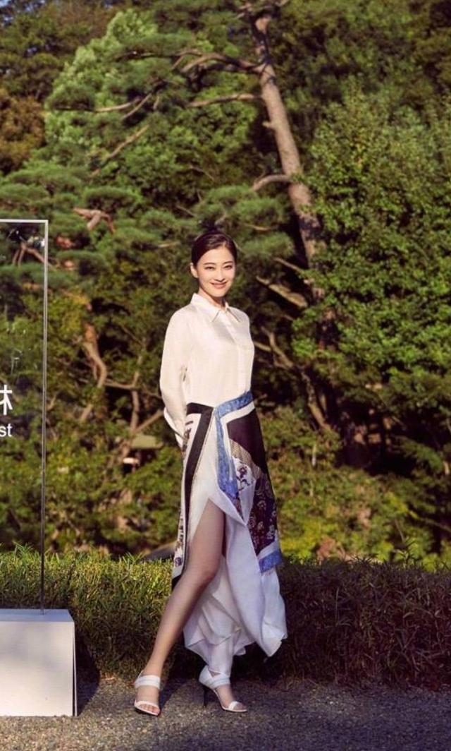 色相|梅婷将V领连衣裙穿火了，时尚优雅，年龄再大也能穿出“少女感”