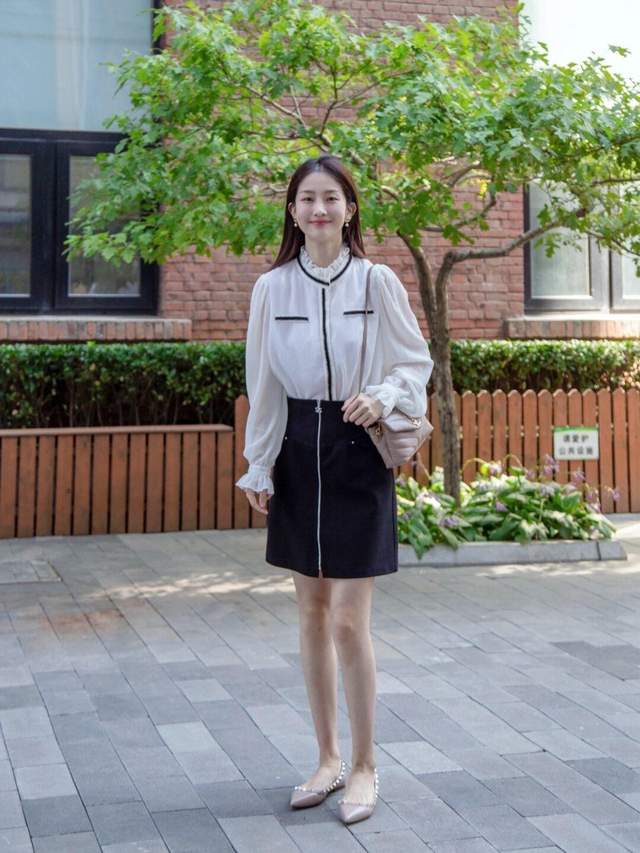 配饰|想变成“商圈精英”的女神，试一试西服搭配波点连衣裙，高贵大气
