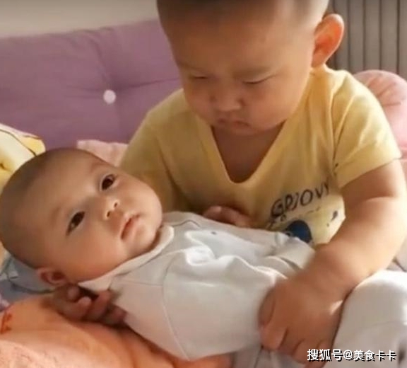 家长|宝妈晒被子，让哥哥哄弟弟睡觉，推门一看，宝妈笑喷了