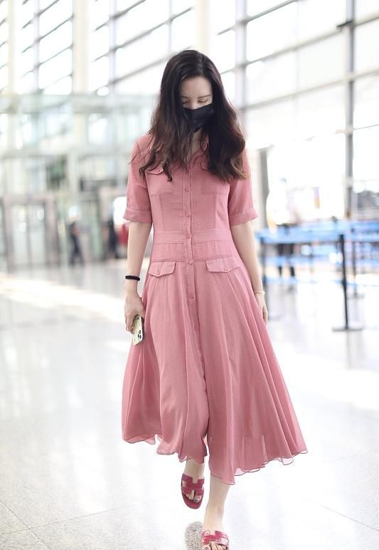 女儿|张萌携女儿出游被偶遇！3岁女儿罕见曝光，黝黑肤色太像爸爸