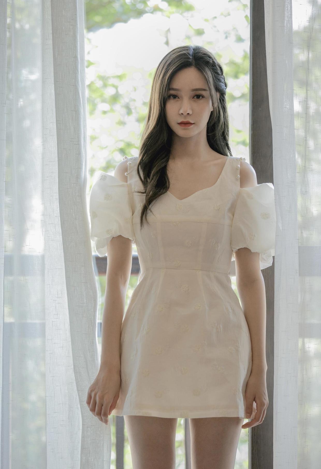 2岁的沈梦辰真会穿,黑色西服搭配灯芯绒直筒裤,少女感扑面而来&quot