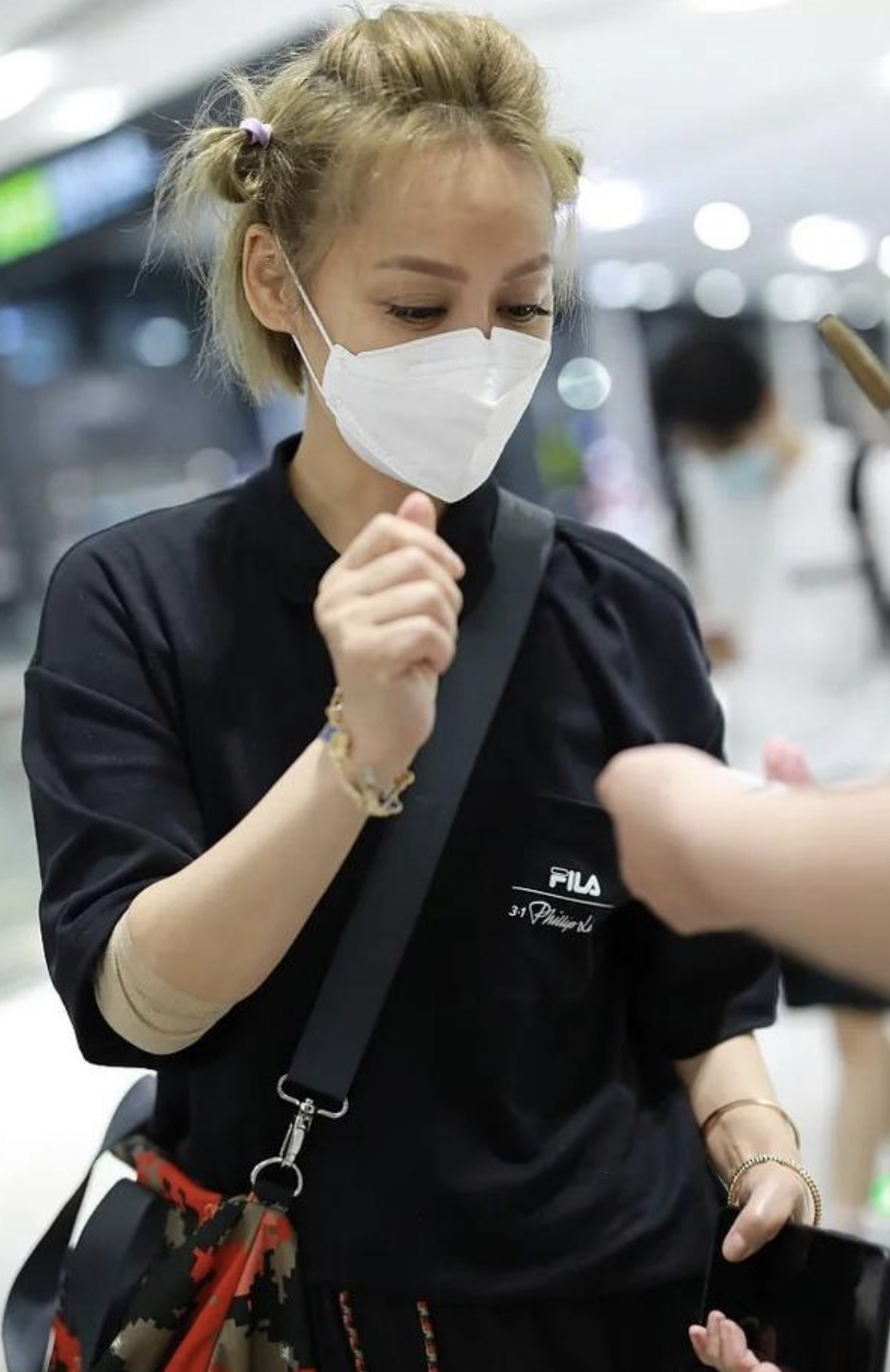 瞬间达到|49岁宁静挺会扮嫩的，黑T配束脚裤时髦减龄，就是发型用力过猛了