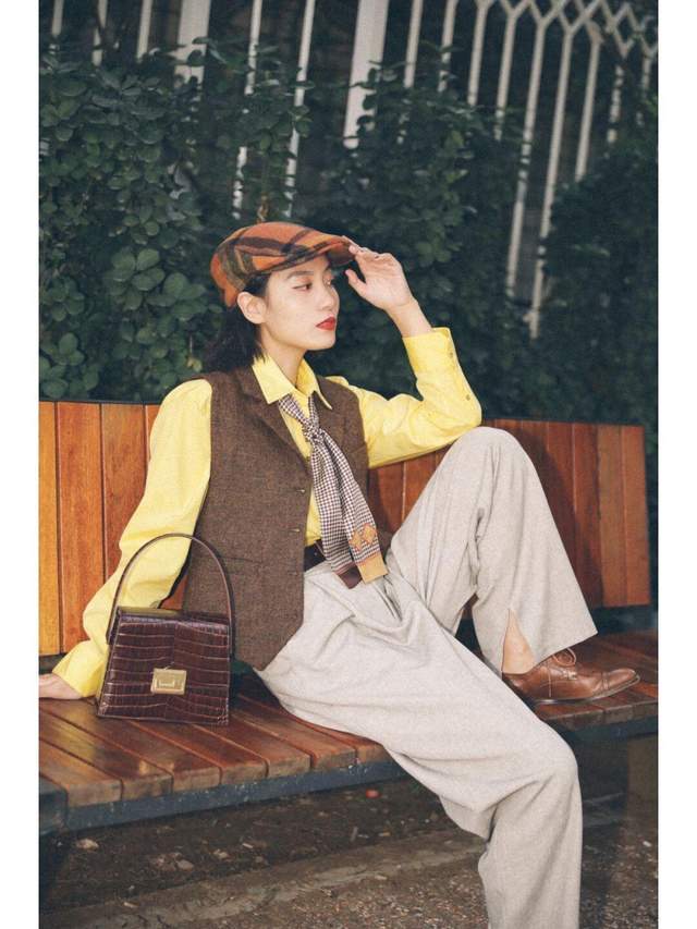 短裙|早秋穿搭指南，毛衣马甲搭白衬衫，下半身穿短裙，甜美俏皮又耐看