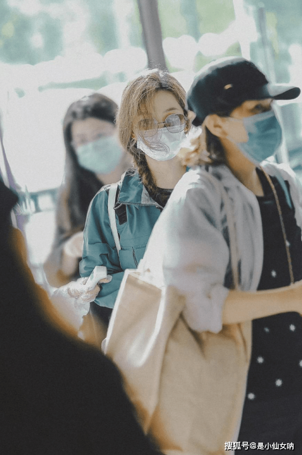 进行|刘诗诗私下穿搭挺低调的，穿工装外套简单又随性，就是看着有点热