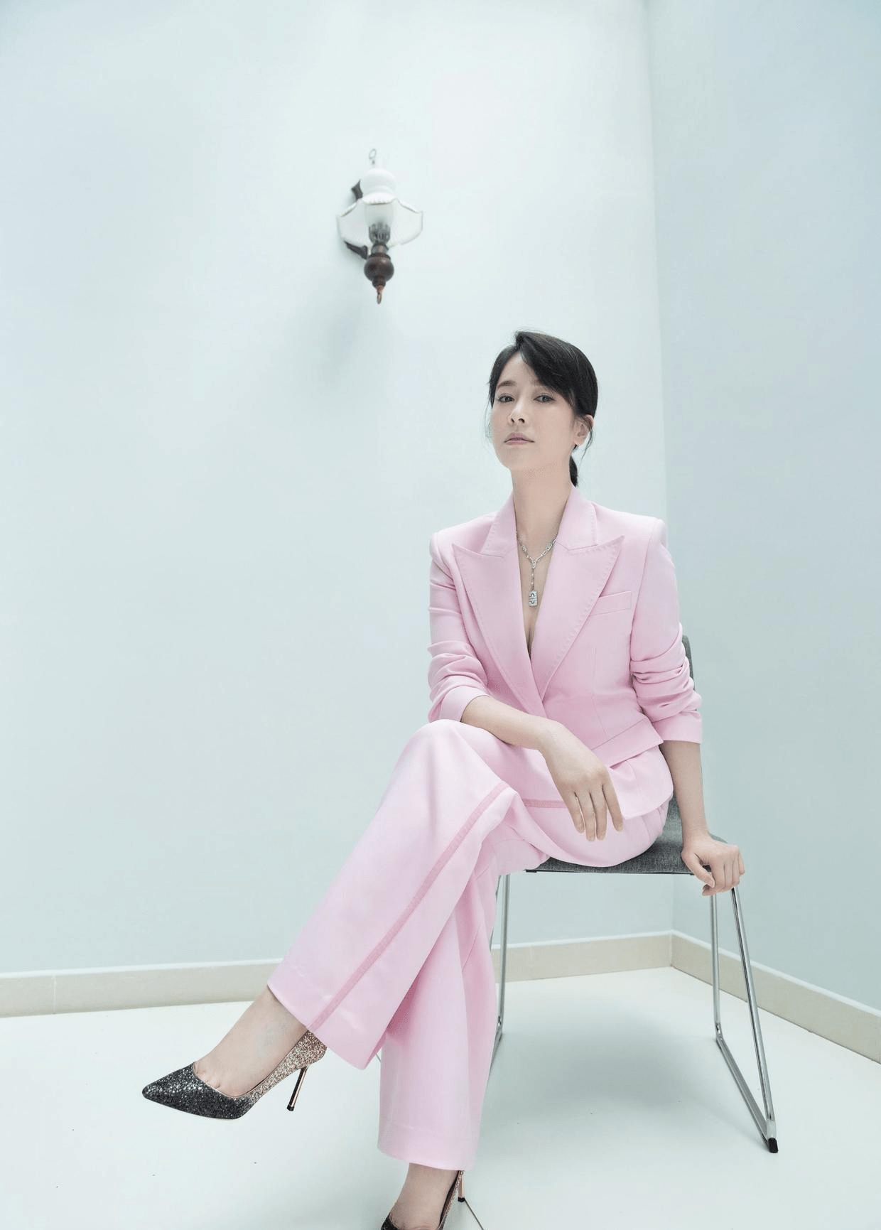 身材|左小青这气质女星里罕见,藏蓝色衬衫配蓬蓬裙优雅大气,美得高级