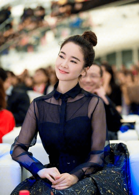 身材|左小青这气质女星里罕见，藏蓝色衬衫配蓬蓬裙优雅大气，美得高级