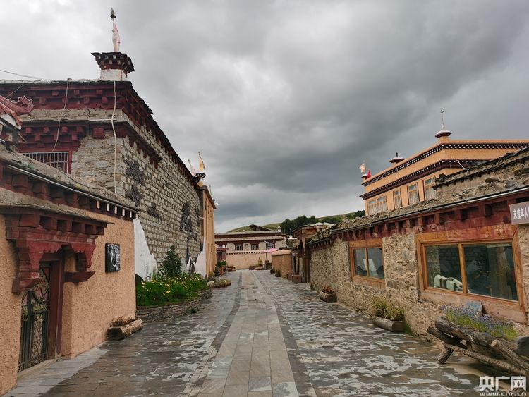 探访勒通古镇千户藏寨 感受浓郁与悠远的藏文化