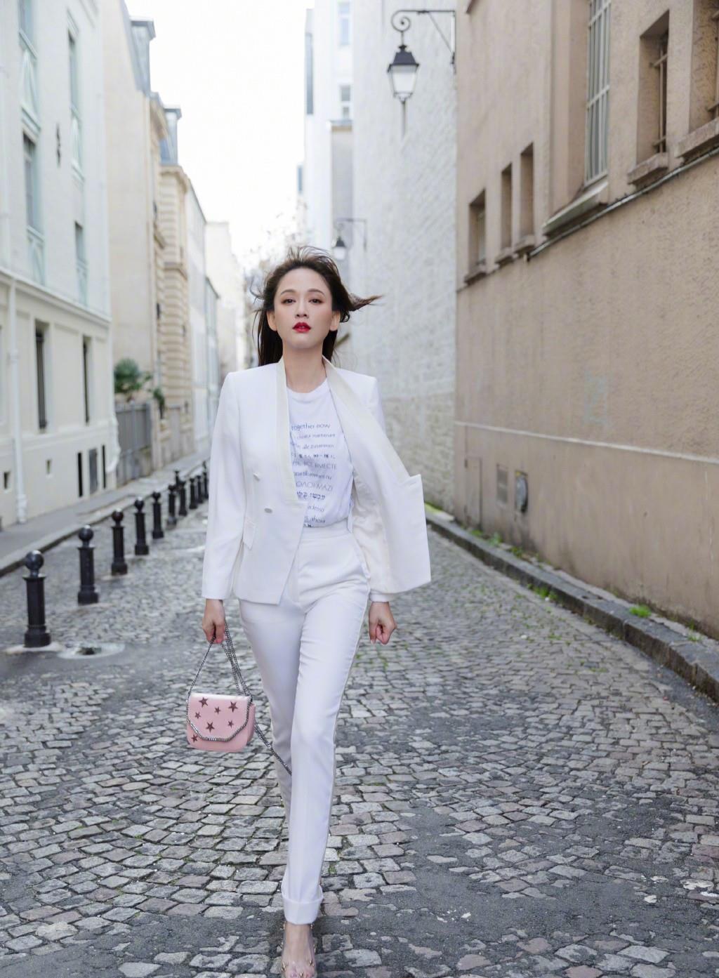 女王|她被称为“偶像剧女王”，40岁穿荷叶领上衣配牛仔裤，美成少女