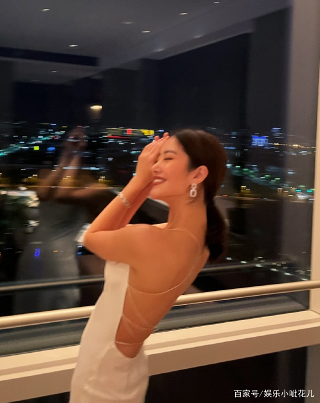 很漂亮|女明星太敢穿了，杨彩珏穿白色吊带裙露美背，身材丰腴超性感！