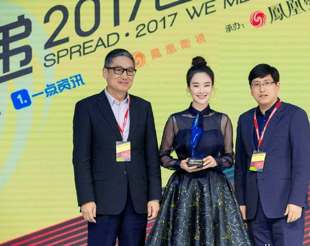 身材|左小青这气质女星里罕见，藏蓝色衬衫配蓬蓬裙优雅大气，美得高级