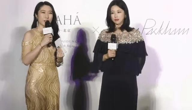 曲线|朱珠升级当妈真有福气!女儿首曝光颜值不俗,高鼻梁俩梨涡好精致