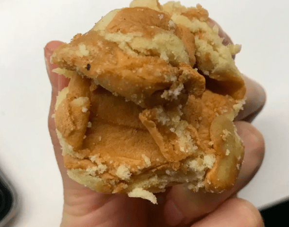 经济|宝妈低价购买“蛋糕边”引争议，父母给娃吃“边角料”寒酸吗？