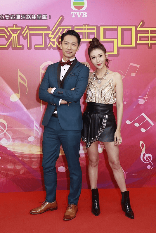 直角|离婚后的李彩桦打扮得好时髦，穿吊带上衣凹出直角肩，身材太抗打