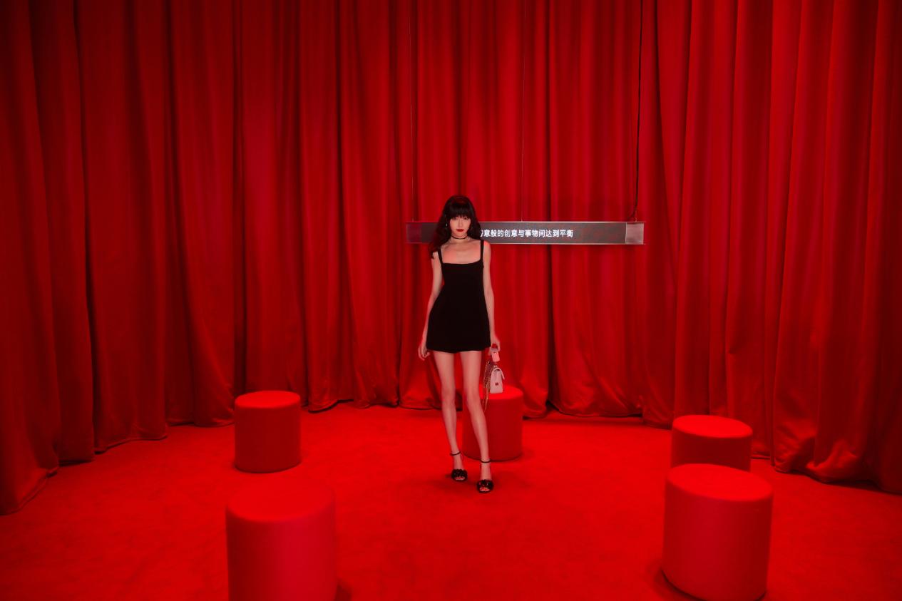 身材|唐嫣罕见走机场，穿卡通毛衣配皮裤小腿成身材短板，皮肤似大白墙