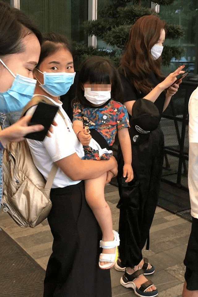 女儿|张萌携女儿出游被偶遇！3岁女儿罕见曝光，黝黑肤色太像爸爸