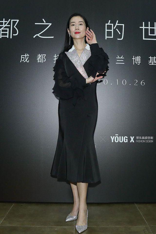 黑色|温峥嵘美出新高度，穿一袭黑色西服连衣裙出席活动，高贵优雅大方