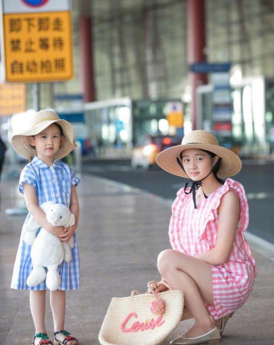 妻女|黄磊携妻女三人现身机场,15岁多多身高赶超妈妈,打扮如同小大人