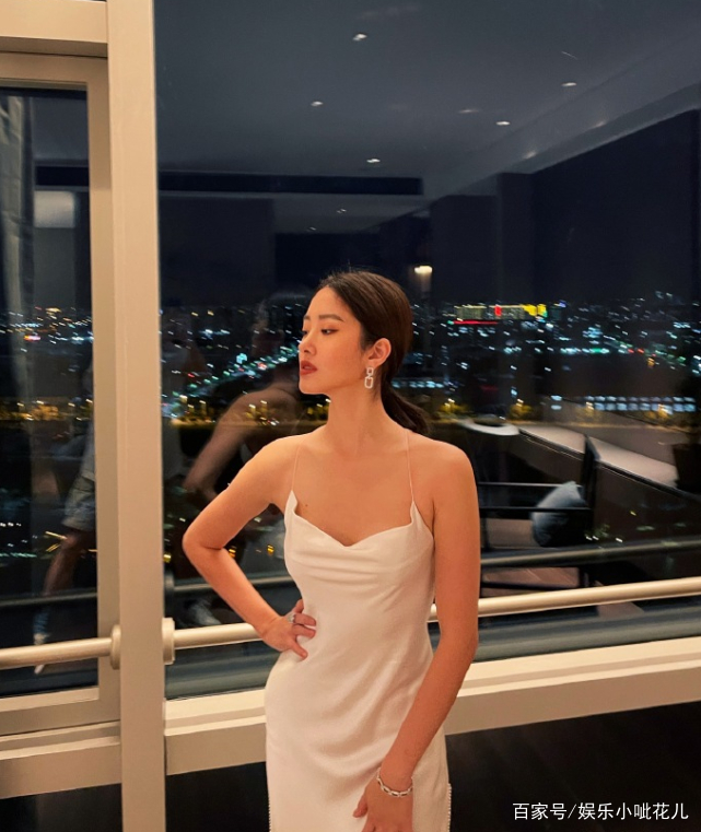 很漂亮|女明星太敢穿了，杨彩珏穿白色吊带裙露美背，身材丰腴超性感！