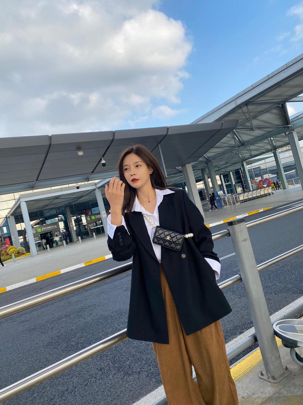 灯芯绒|32岁的沈梦辰真会穿，黑色西服搭配灯芯绒直筒裤，少女感扑面而来