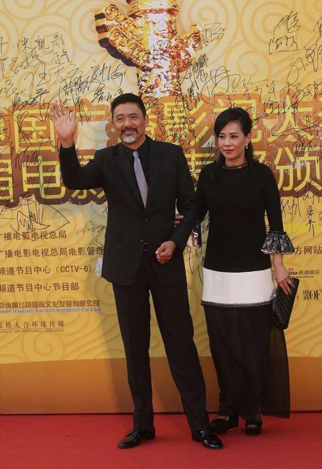 一身|周润发携老婆亮相，身穿一袭黑色连衣裙低调优雅，漂亮大气