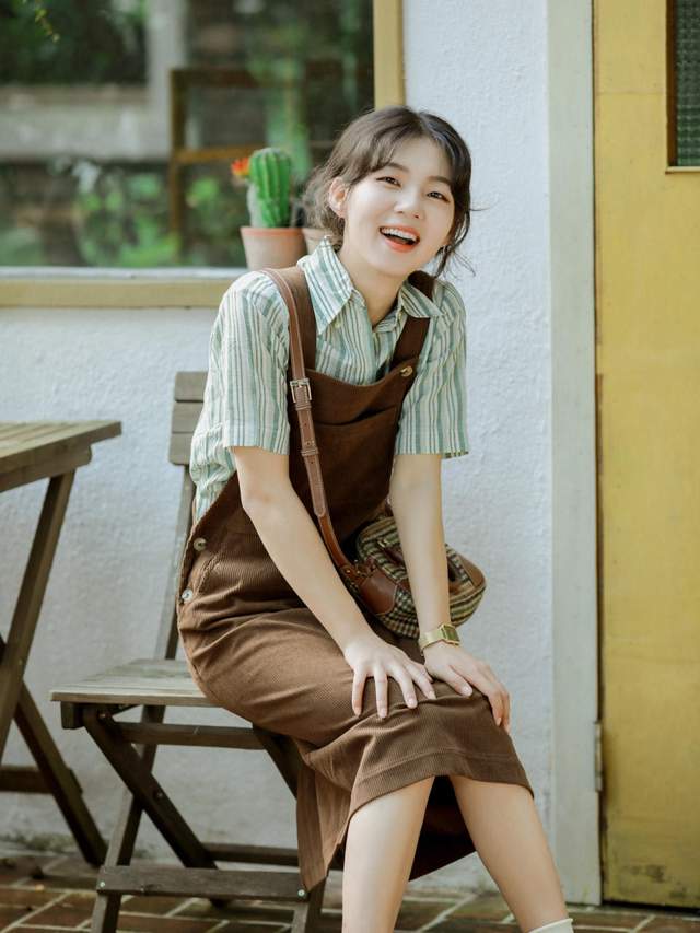 下半身|会穿的人那么多，要怎样穿才不逊色呢？衬衫＋ 牛仔裙简约时尚