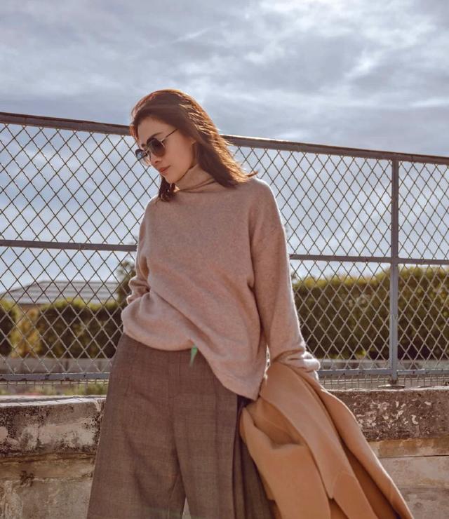 色相|梅婷将V领连衣裙穿火了,时尚优雅,年龄再大也能穿出“少女感”