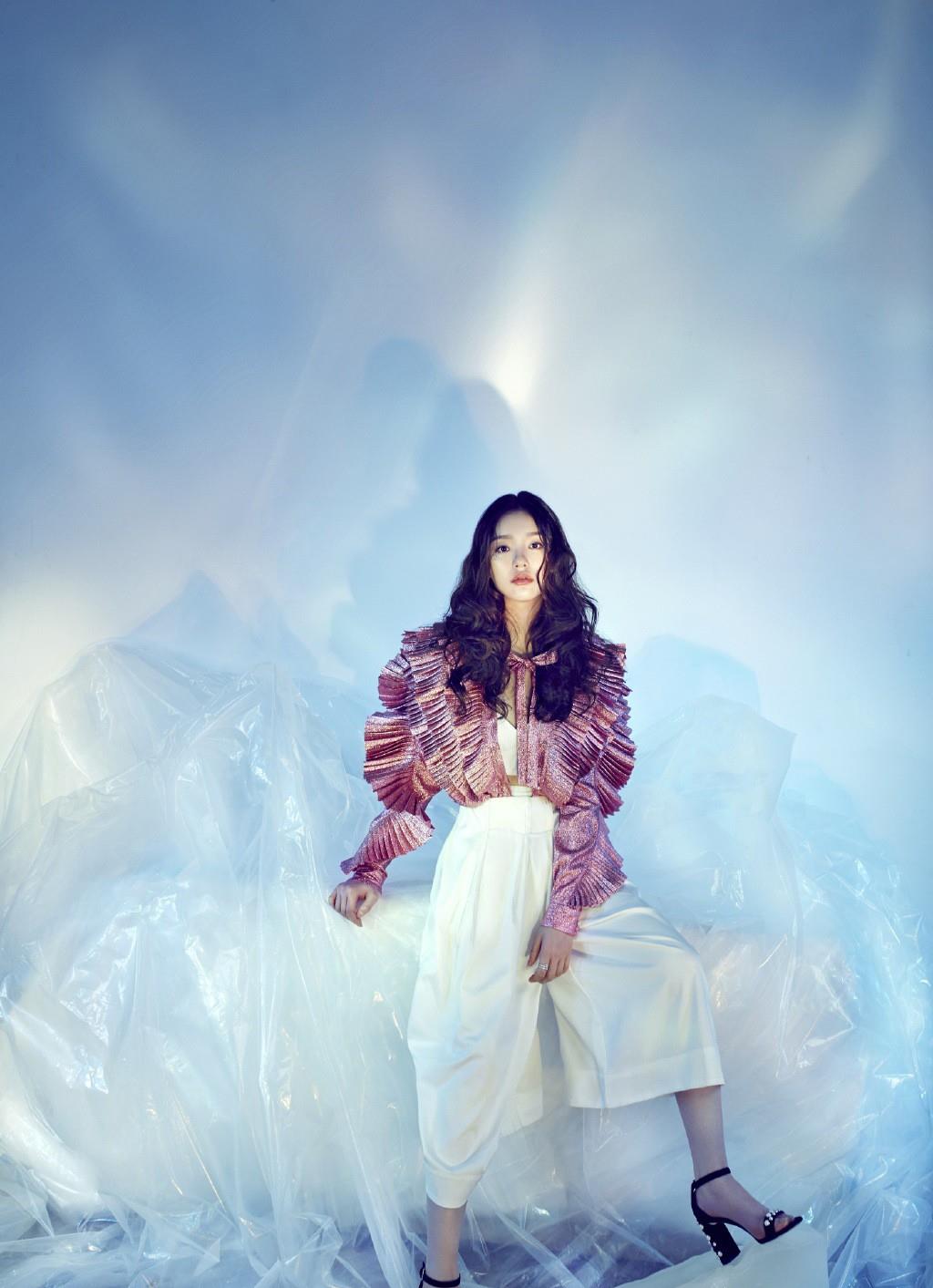 写真照|被林允圈粉了，穿白衬衫配5分皮裤，帅气得不像个23岁的少女