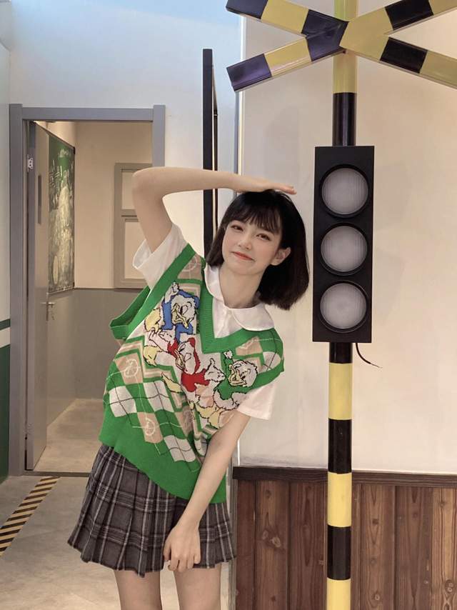 短裙|早秋穿搭指南，毛衣马甲搭白衬衫，下半身穿短裙，甜美俏皮又耐看
