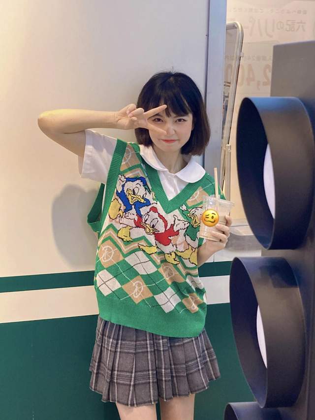 短裙|早秋穿搭指南，毛衣马甲搭白衬衫，下半身穿短裙，甜美俏皮又耐看