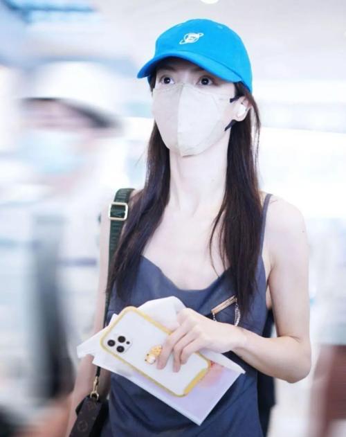 设计|金晨也太瘦了吧？穿吊带连衣裙露出纸片身材，幸好有气质撑着