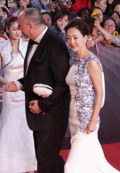 身材|48岁牛莉还挺会打扮，穿白色无袖礼服亮相，身材完全都没有走样