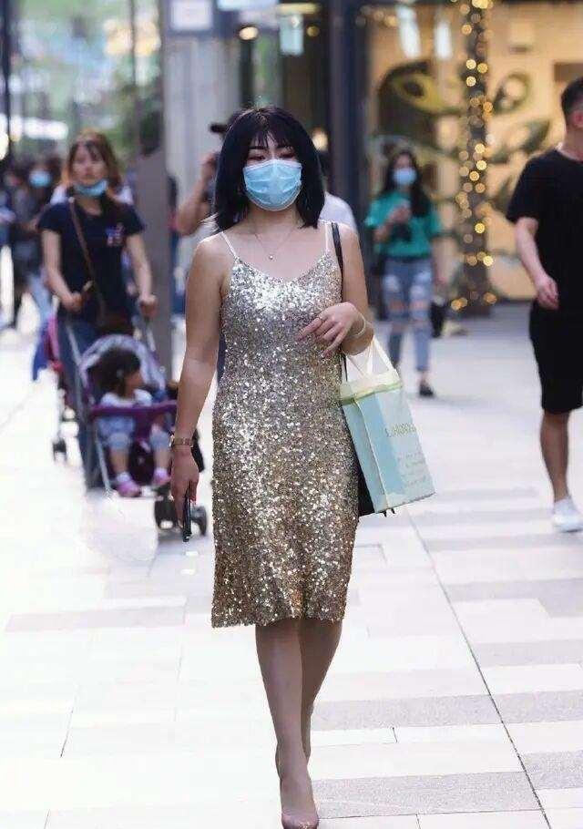 下装|“胯大”的打底裤美女，蜂腰细腿引得路人纷纷回头，没谁了