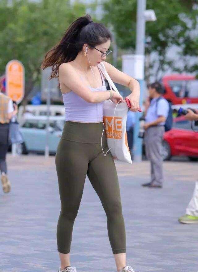 青春|时髦美丽的打底裤穿搭尽显青春姿态,凸显修长的身材,气质不凡