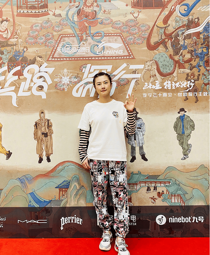 服装|丁宁丁宁31岁退役入学北大当学生,平时打扮的太年轻,挺像学生