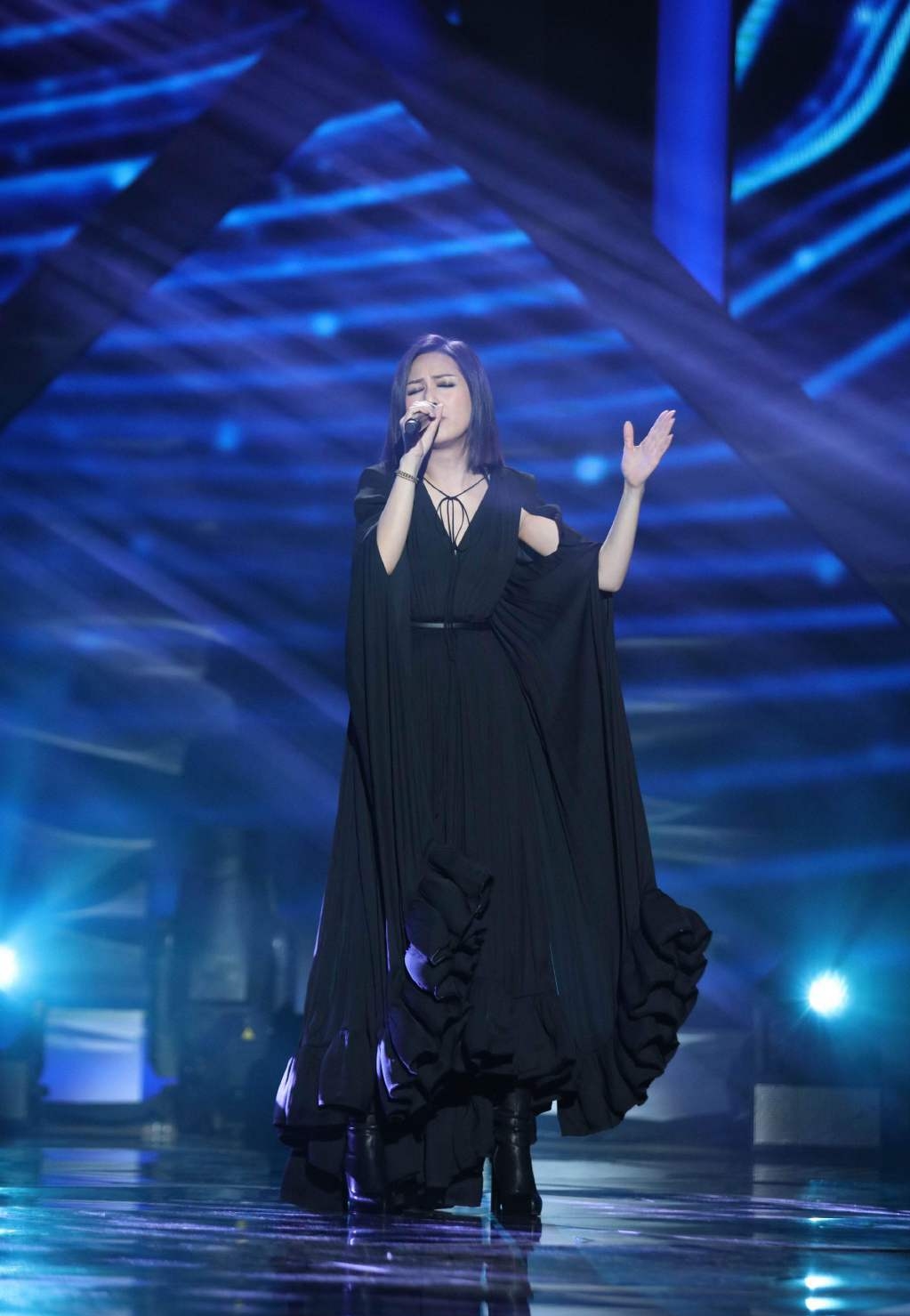黑色|46岁杨千嬅美出天际，穿黑色长裙大秀曲线，身材让你羡慕