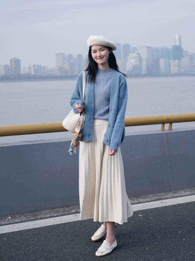 马甲|秋天真正优雅的女生，用针织衫马甲搭配白色牛仔裤，高级又洋气