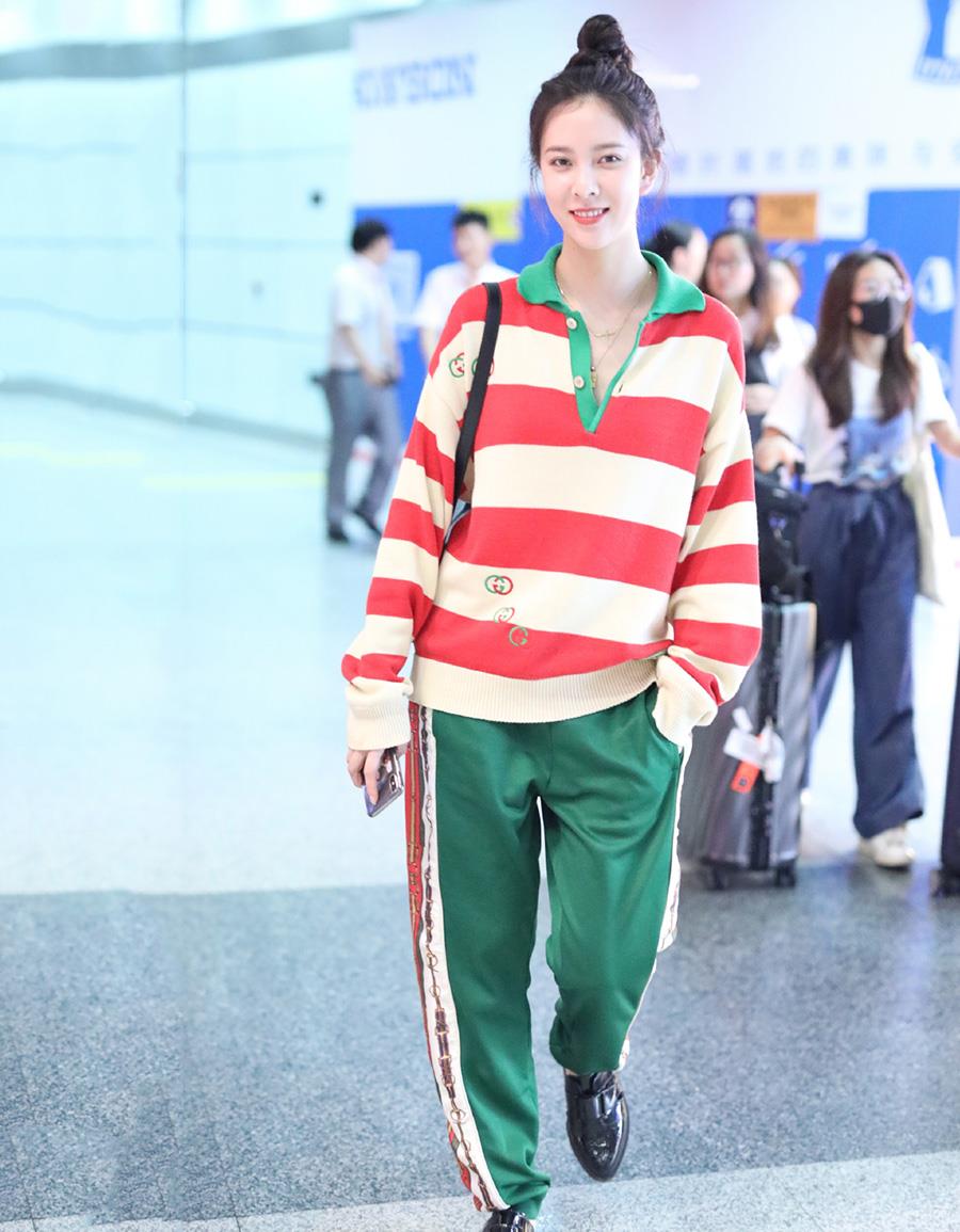 李宇春|169cm宋妍霏与175cm李宇春,同穿红白条纹衫,不是腿长就能赢!