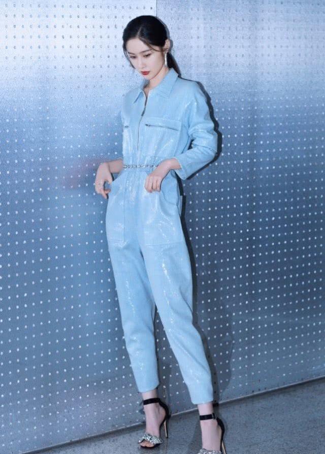 黑色|不愧是湖南台的宝藏主持人，30岁穿起“液体衣”，这腰细到透光