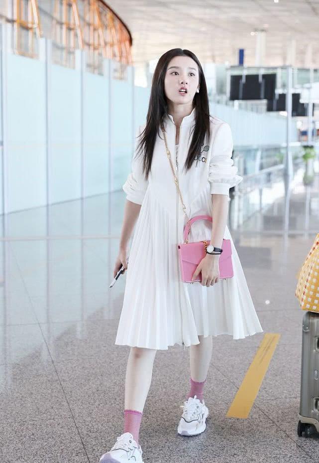 鞋袜|宋祖儿穿白裙现身，脚穿一双粉色袜子，甜美和可爱的气质就有！